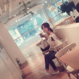 강예원, 일상 모습 공개 '오후 시간 커피 한 잔'
