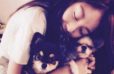 공승연, 엠버 반려견들과 함께한 일상…"따스한 미소"