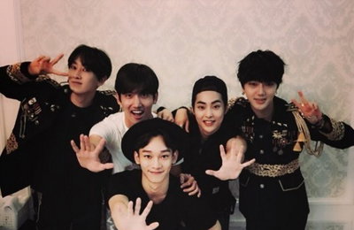 슈주 콘서트, 무대 뒤 SM 인증샷 "지구방위대 동슈엑"