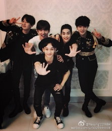 슈주 콘서트, 무대 뒤 SM 인증샷 "지구방위대 동슈엑"