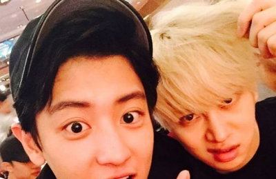 '슈주'김희철·'엑소'찬열, SM비주얼 라인 훈훈…"하얀머리 비추"