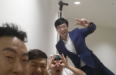 유재석, 무한도전 촬영 현장 포착…"귀요미 포즈 집합"