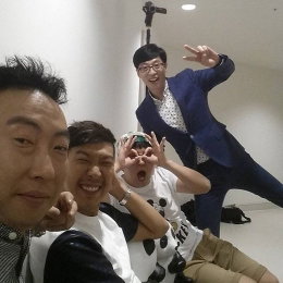 유재석, 무한도전 촬영 현장 포착…"귀요미 포즈 집합"