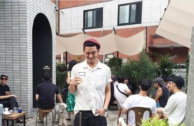유아인, 윙크의 베테랑…"내 눈에 건배?"