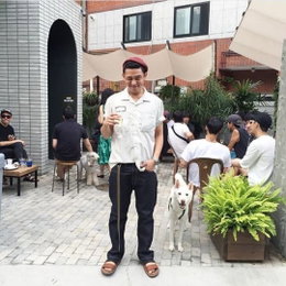 유아인, 윙크의 베테랑…"내 눈에 건배?"