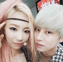 김희철·태연, 비주얼 남매…"대표 절친 인증샷"