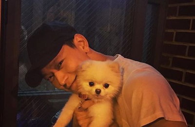 강동원, 해맑은 미소…"반려견 함께 여유로운 일상"