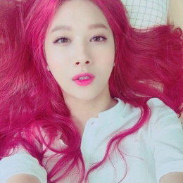 '나인뮤지스' 민하, 화사한 미모 자랑 "빨간색 헤어스타일"