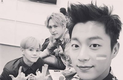 '비스트' 윤두준, 멤버들과 찰칵 "일하러 가야 돼"