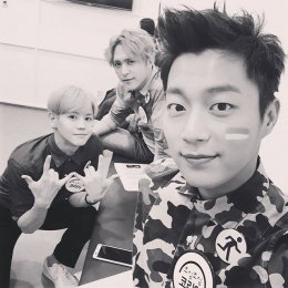 '비스트' 윤두준, 멤버들과 찰칵 "일하러 가야 돼"