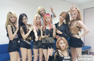 소녀시대, 3관왕 단체 기념샷 '모든 음악 방송 1위'