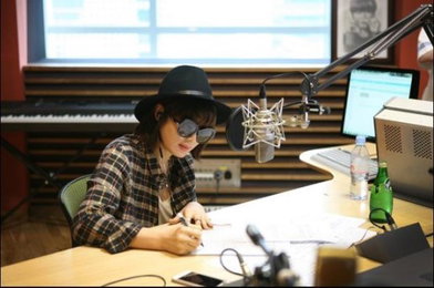 라디오 스타로 돌아온 배우 김혜수, "오늘은 카리스마 DJ"