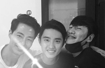조인성·이광수·디오, 훈훈한 브로맨스…"첫방 1주년 자축"