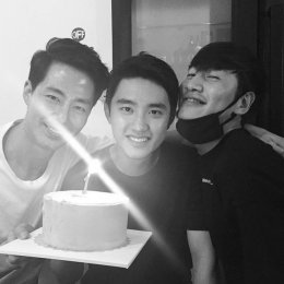 조인성·이광수·디오, 훈훈한 브로맨스…"첫방 1주년 자축"