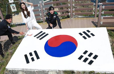 배우 오승은-경찰 독도 태극기 정비…SNS에 영상 공개
