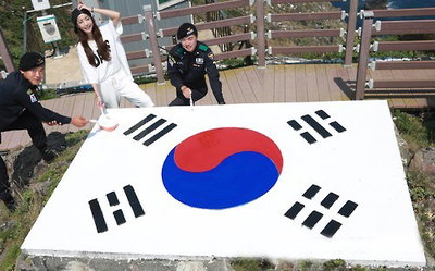 배우 오승은-경찰 독도 태극기 정비…SNS에 영상 공개