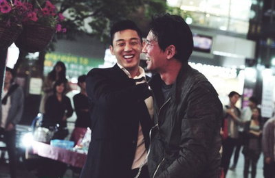 '베테랑' 환상적 팀플레이..촬영장 비하인드 스틸을 공개