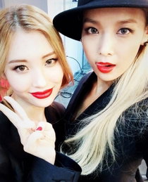 원더걸스 선미·유빈, 강렬 레드립 셀카 "YOU&美 오늘은 맛보기"