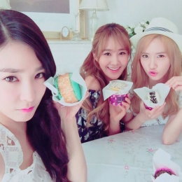 '소녀시대' 티파니, 러블리 꽃 미모…"with 유리, 윤아"