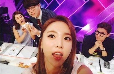 홍진영 '슈퍼스타K7' 심사 인증샷 "선배님들도 힘내세요. 파이팅"