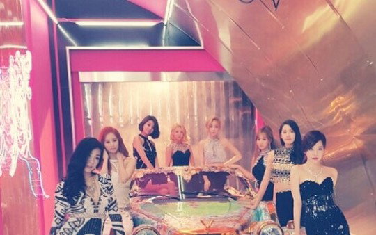 뮤비 촬영장 셀카 대방출…"강렬 포스" 뽐내