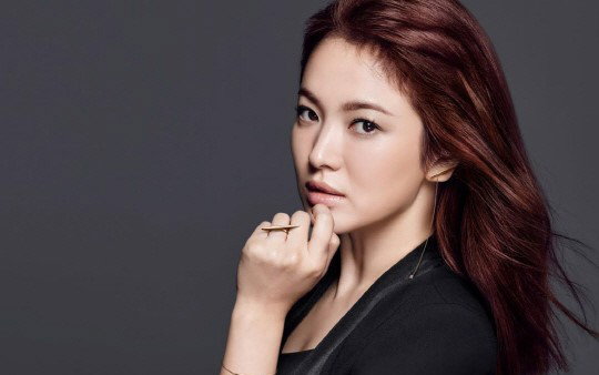 송혜교, 정열적인 눈빛 담긴 화보 공개 ‘시크+우아’