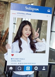 아이유, 가을 화보촬영서 '귀요미 미소' 뽐내
