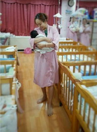 소유진, 봉사활동 중 근황 공개…"천사같은 아가들"