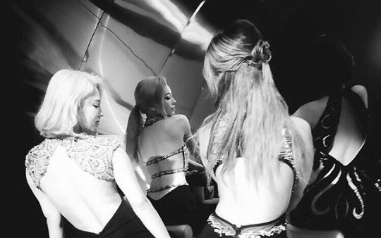 소녀시대, 흑백의 비하인드컷 공개…"섹시한 뒤태"
