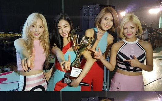 소녀시대, 트로피 인증샷 '여신 미모'…"쇼챔' 1위 인증샷”
