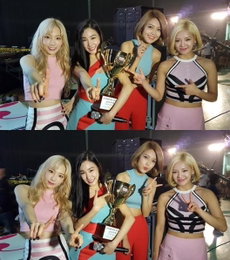소녀시대, 트로피 인증샷 '여신 미모'…"쇼챔' 1위 인증샷”
