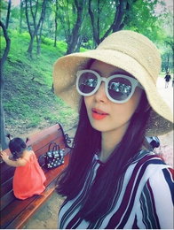 박솔미, 모녀의 산책…"딸과의 오붓한 나들이"