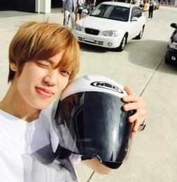 틴탑 니엘, 카레이서 변신 인증샷 '더 멋진 모습을 보여줄게요'