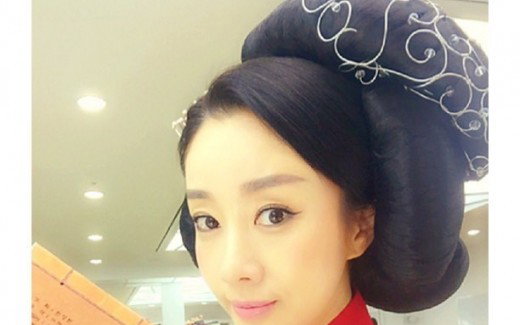 '육룡이 나르샤' 윤손하, 즐거운 촬영 모습 '우아한 미모' 발산