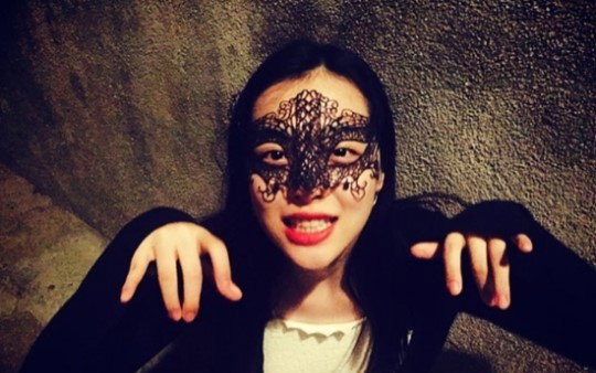 설리, 가면을 써도 가려지지 않는 미모 ‘눈길’
