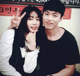 강예원·오민석, 달달한 투샷…"쫑파티때 와준 남편, 고마워"