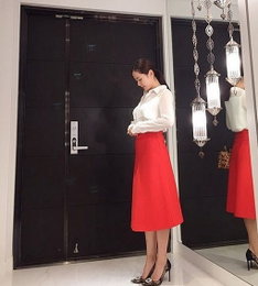손예진, 여신미모 자랑..화이트셔츠 붉은색 롱 스커트 매치 '눈길'
