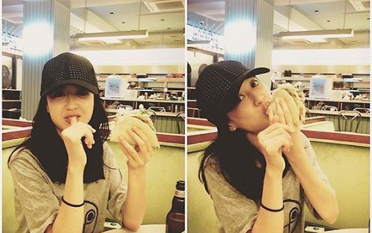 김민정, 심야의 먹방…"일상 빛나는 비주얼"