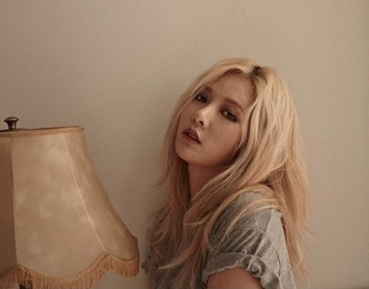 현아, 치명적 팔색조 매력 뽐내…'아찔한 S라인'