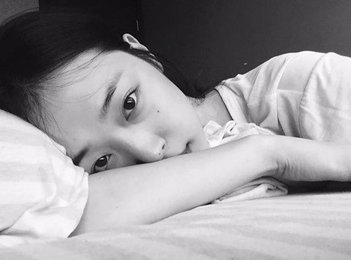설리 근황, 흑백사진 속 미모…"섹시미" 뽐내
