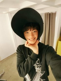 육성재, 겸손돌의 귀요미 셀카 공개 "그저 감사...노래, 연기 다"