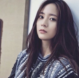크리스탈, 독보적 비주얼…"청순가련 교과서"