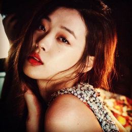 설리, 붉은 립스틱 짙게 바르고…"가을여자"