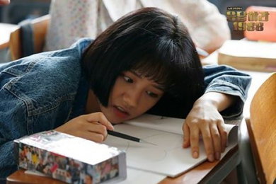 혜리, '응답하라 1988' 스틸컷 공개…"촌티 물씬 똑 단발"