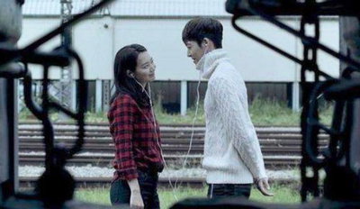 신민아·김우빈, 달달한 눈맞춤…"비주얼 커플, 세련미"
