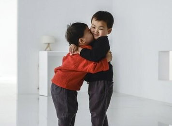 민국·만세의 사랑 넘치는 포옹.. 삼둥이 광고 비하인드컷 공개