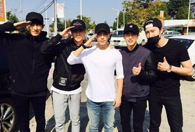 엑소, 군 입대 동해 배웅 기념샷 '훈훈한 우정'
