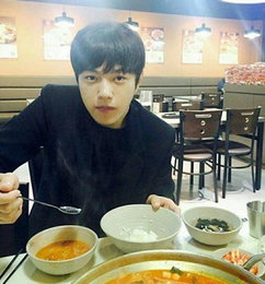 '인피니트' 엘, 비현실 비주얼로 먹방…"부대찌개 is, 광흥창"