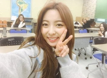 f(x) 루나, 컴백 스포일러? 멤버들과 교복입고 찰칵