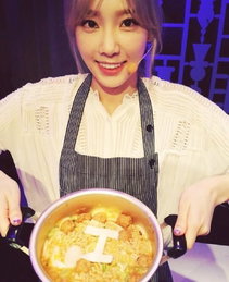 태연, 깜찍한 요리사…"내 라면은 아이라면"